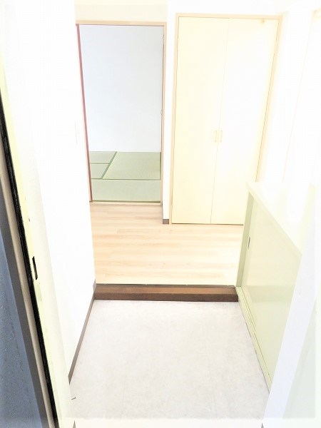 玄関　玄関が広くて開放的です※参考画像