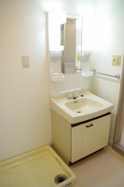 洗面設備　脱衣所に独立洗面台もあります。※参考画像