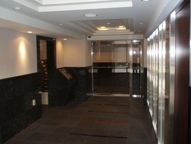 エントランス　シックでモダンな雰囲気のエントランス