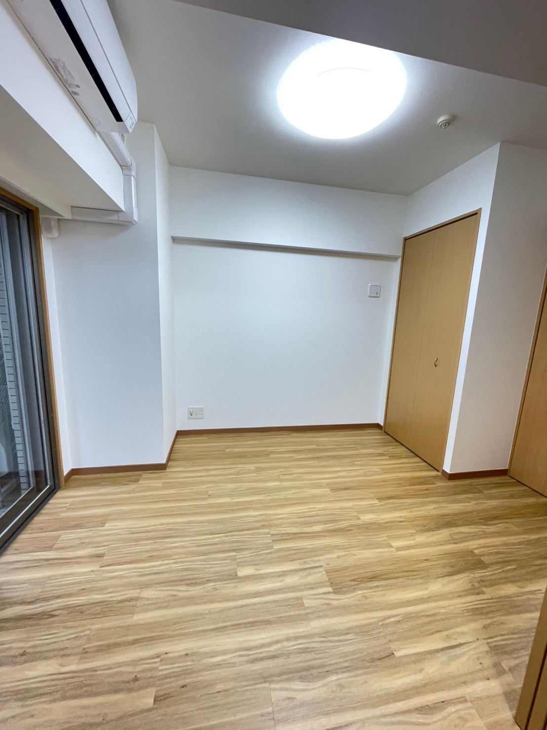 その他部屋・スペース　自然光の差し込む明るい洋室