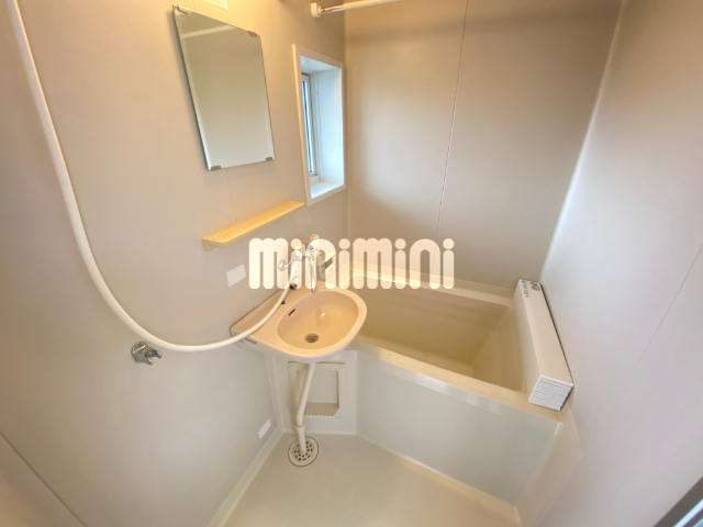 バス・シャワールーム　バスルーム　換気窓もあります。