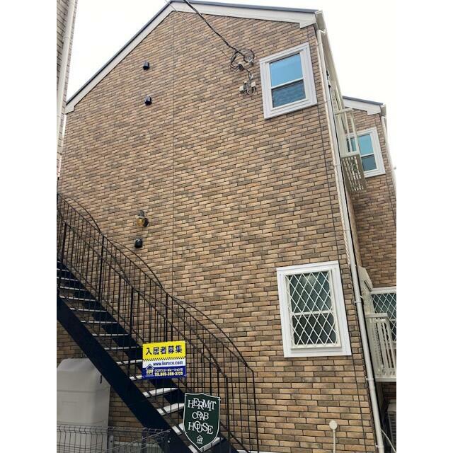 建物外観　白が基調の明るい室内は、梁（はり）がアクセントでお洒落です♪