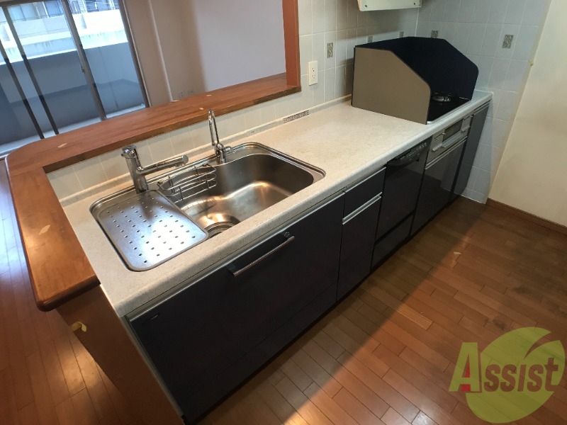 キッチン　システムキッチンとなっており、３口コンロが設置されています。