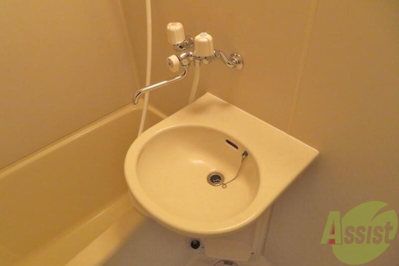 洗面設備　洗面台はバスルームの中にあります、洗顔などはこちらで