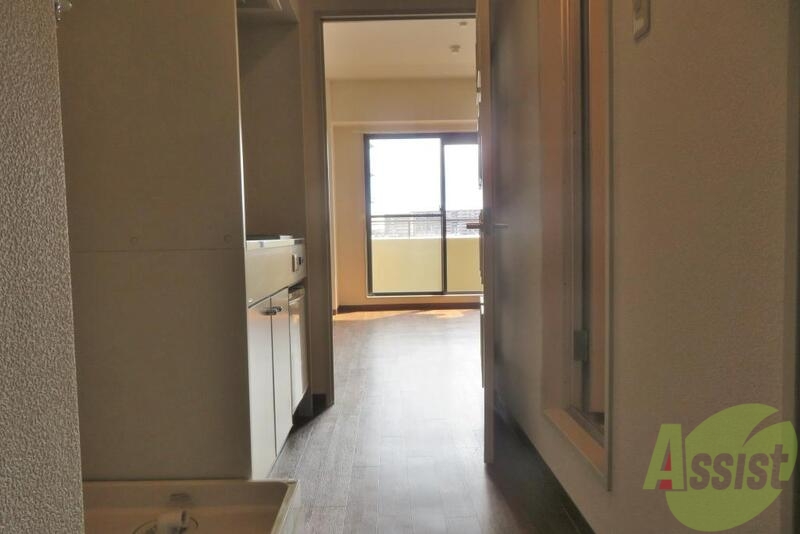 玄関　玄関を入るとすぐキッチン、正面にお部屋、右手にトイレと浴室