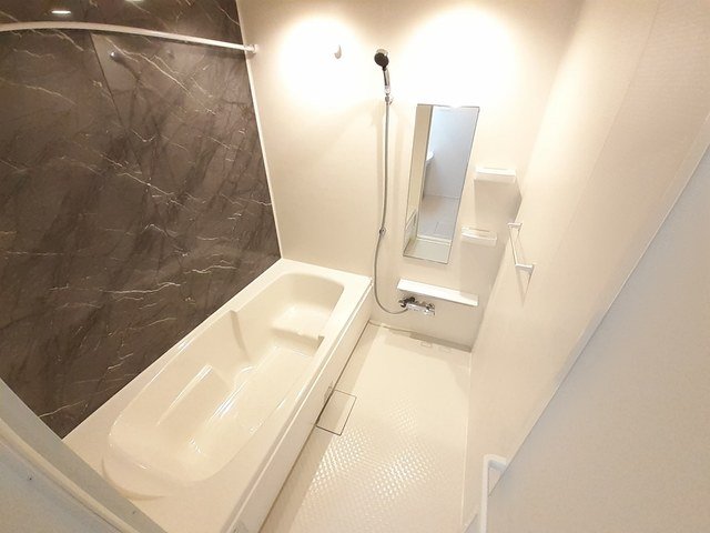 バス・シャワールーム　落ち着いた空間のお風呂です