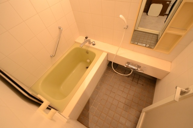 バス・シャワールーム　浴室内に鏡付きです☆