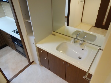 洗面設備　洗面所は廊下とキッチンの２WAYが可能☆