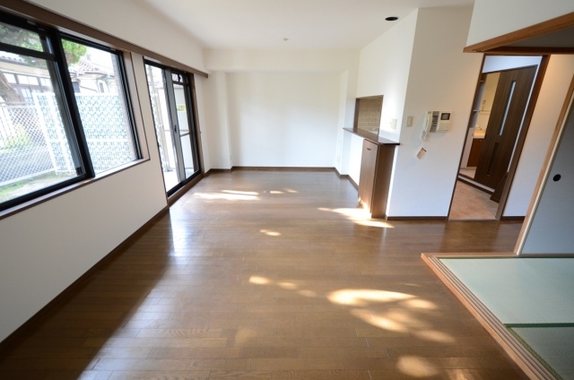 居室・リビング　南向きで日当たり良好。