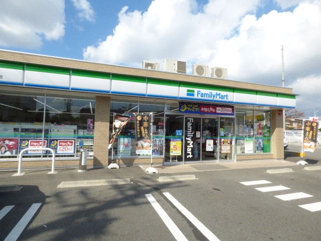 コンビニ　ファミリーマート（コンビニ）まで330m