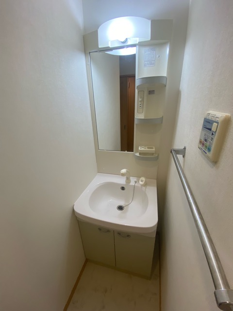 洗面設備　収納スペース豊富な洗面所です。