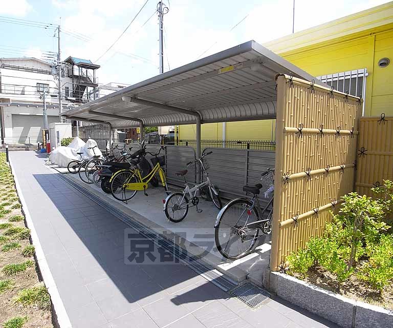 その他共有部分　屋根付きの駐輪場です。