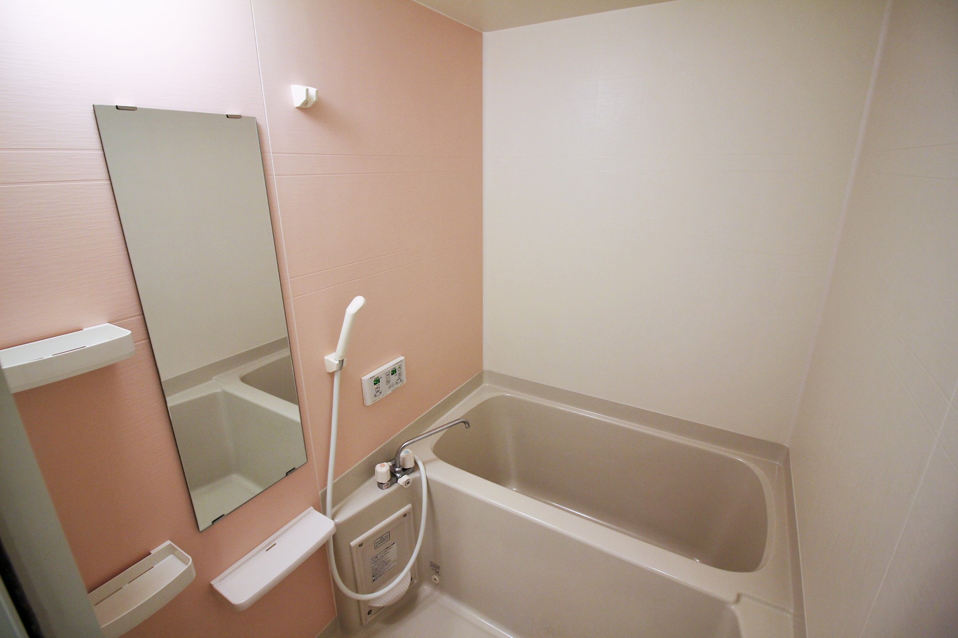 バス・シャワールーム　アクセントカラーはサクラピンク　写真左右反転