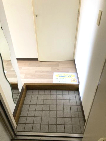 玄関　姿見付の玄関