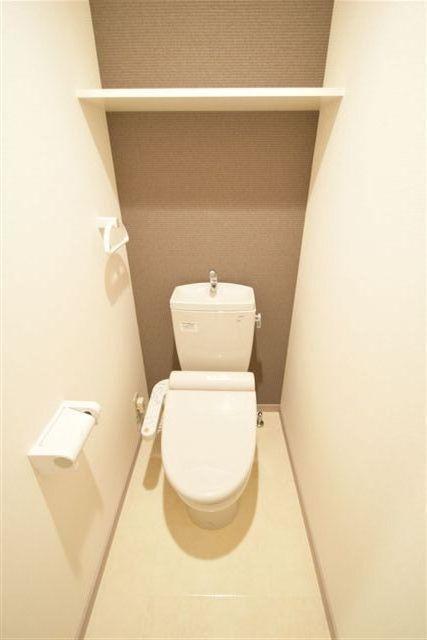 トイレ　写真は902号室のものです。建具の色等が異なります。