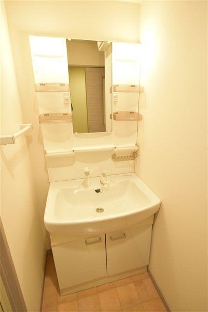 洗面設備　写真は902号室のものです。建具の色等が異なります。