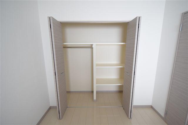 収納　写真は902号室のものです。建具の色等が異なります。