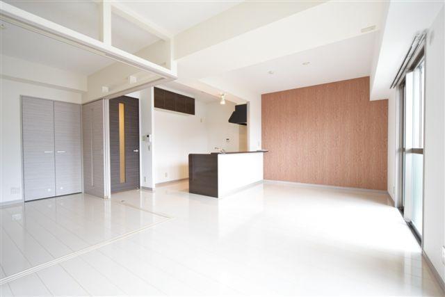 居室・リビング　写真は902号室のものです。建具の色等が異なります。