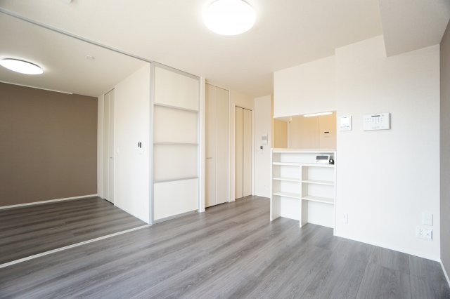 居室・リビング　※同物件・反転タイプの写真です。