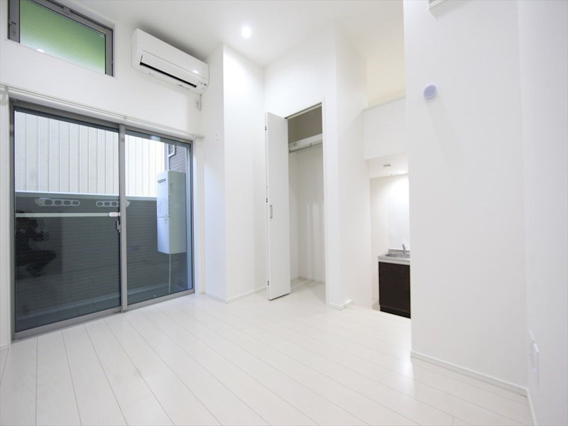 居室・リビング　洋室5.5帖　ロフト5.8帖（収納にも寝室にも使えます）