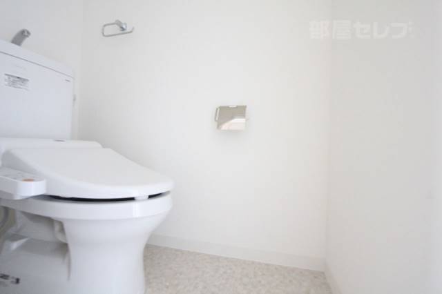 トイレ　トイレ個室です。ウォシュレットついてますよ