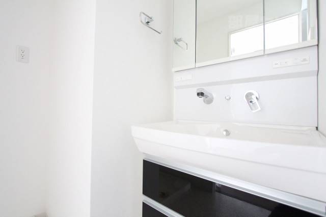 洗面設備　鏡を開くと収納部。普段は見えない工夫もいいですね