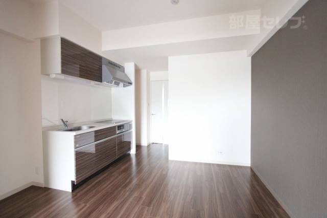 居室・リビング　壁紙がオシャレに仕上げてあります