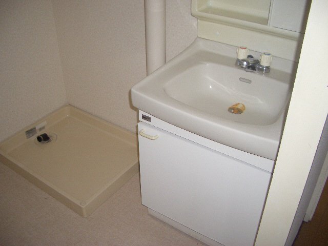 洗面設備　独立洗面台と洗濯機置き場です