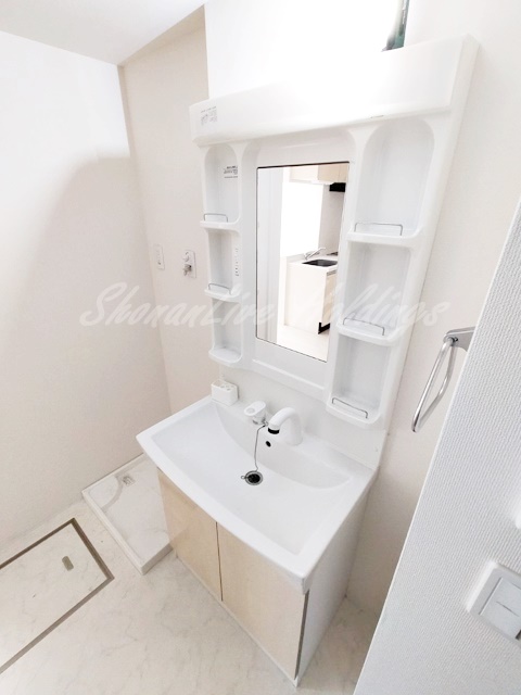 洗面設備　明るい洗面所です