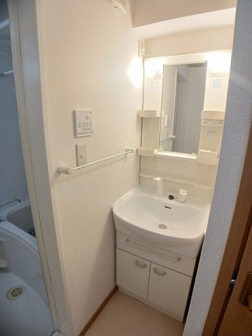 洗面設備　明るい洗面所です