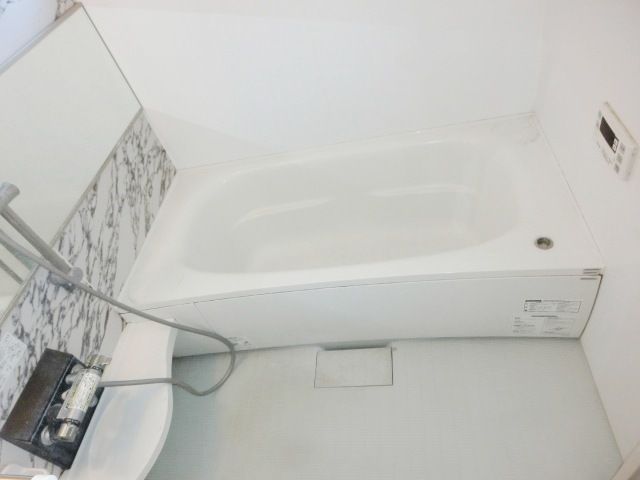 バス・シャワールーム　広々としたバスルームで気持ちよさそうです。