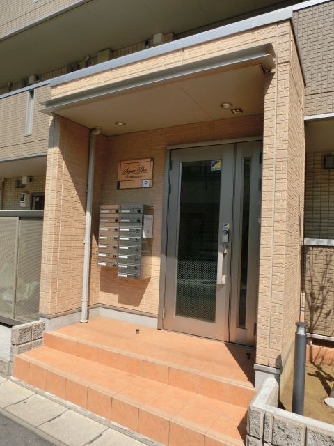 エントランス　エントランスはオートロック対応。