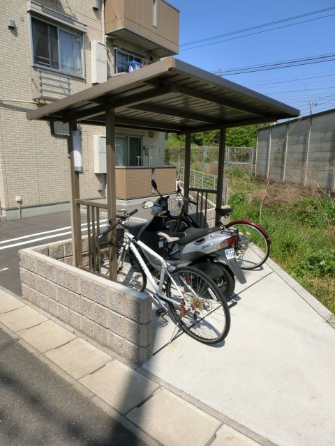 その他共有部分　屋根付きの駐輪場です。