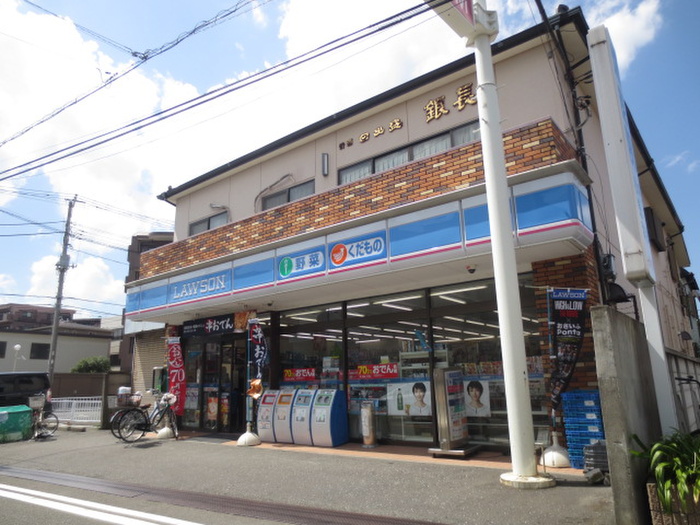 コンビニ　ローソン鶴見市場店（コンビニ）まで136m