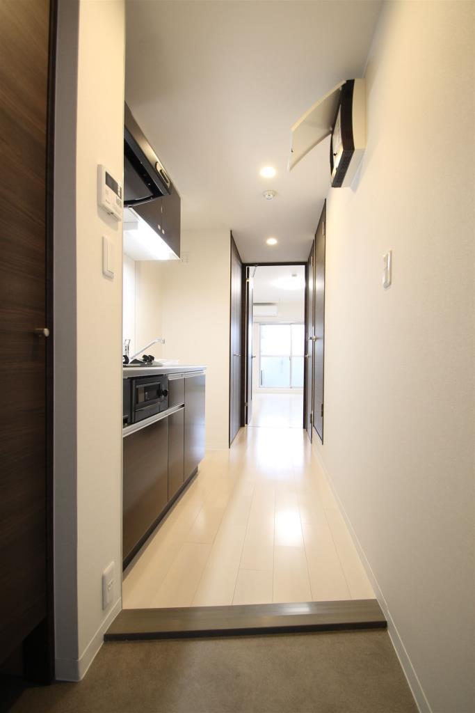 玄関　玄関あけるとシックなシューズボックスとキッチン