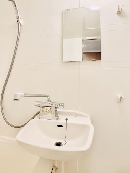洗面設備　明るい洗面所です