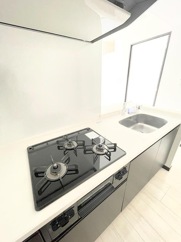 キッチン　カウンターキッチン、グリル付き3口コンロ