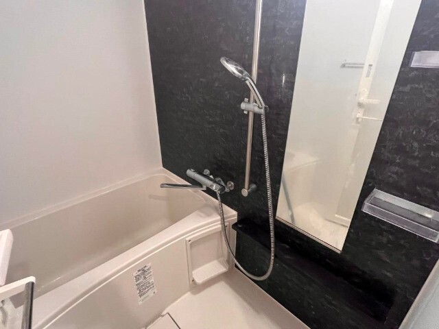 バス・シャワールーム　※同タイプの別部屋の写真です