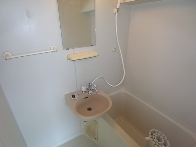 バス・シャワールーム　お風呂・トイレ別のセパレートです。