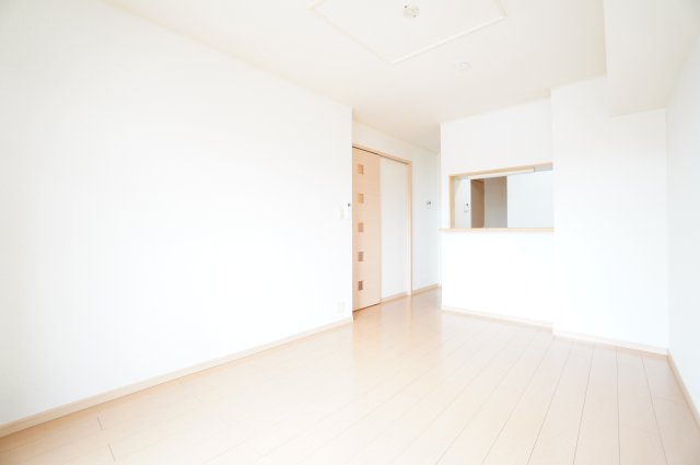 居室・リビング　※同物件・反転タイプの写真です。