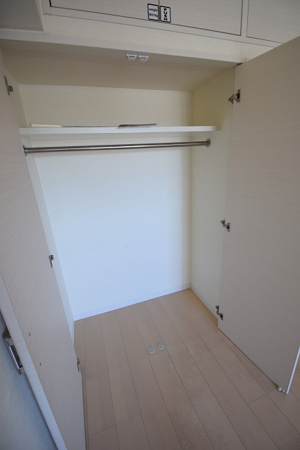 収納　鏡付のクローゼット＊号室・階数によって色味違います