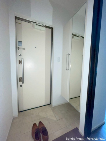 玄関　写真は参考写真です。現況を優先してください。