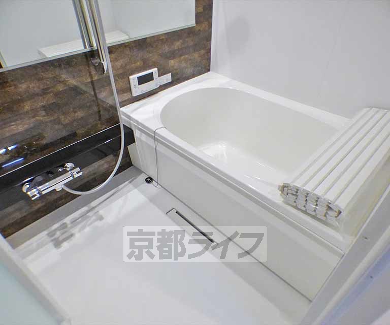 バス・シャワールーム　ゆったり浸かれるお風呂です。