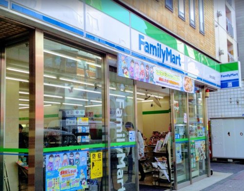 コンビニ　ファミリーマート 新大久保店（コンビニ）まで327m