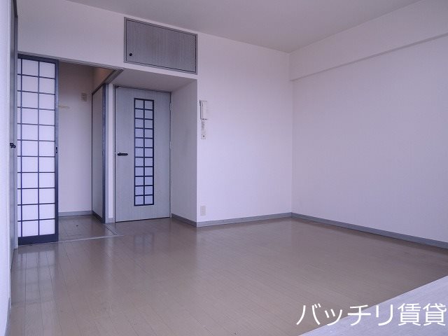 居室・リビング　別号室タイプの為、現状を優先いたします