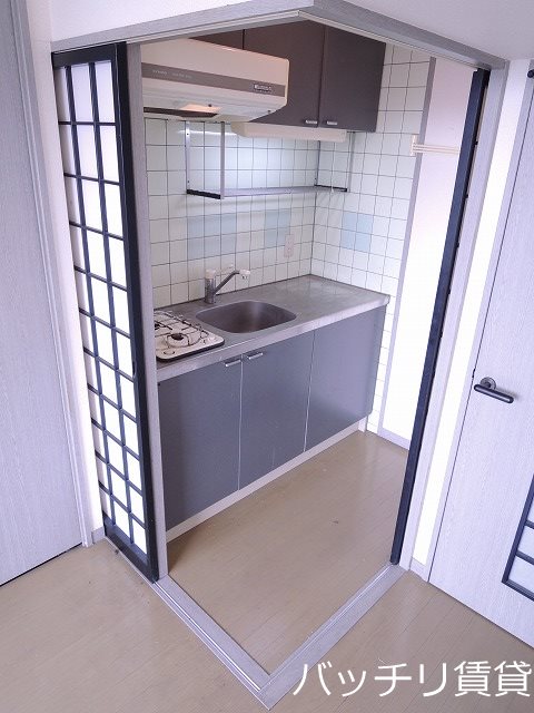 キッチン　別号室タイプの為、現状を優先いたします