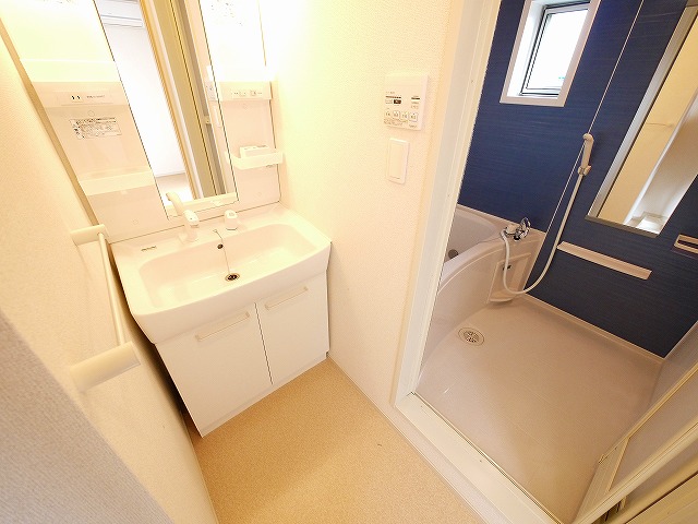 洗面設備　ゆったりとスペースのある洗面所