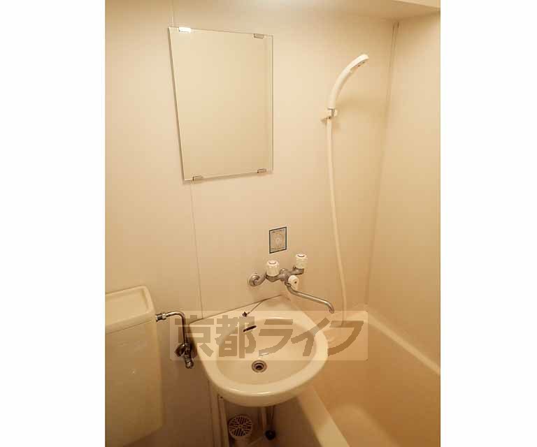 洗面設備　綺麗な洗面台です。