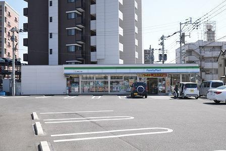 コンビニ　ファミリーマート（コンビニ）まで160m