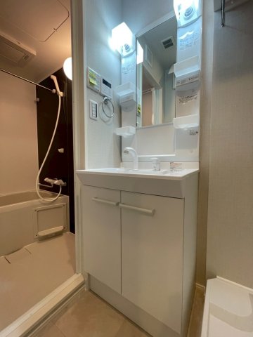 洗面設備　明るい洗面所です